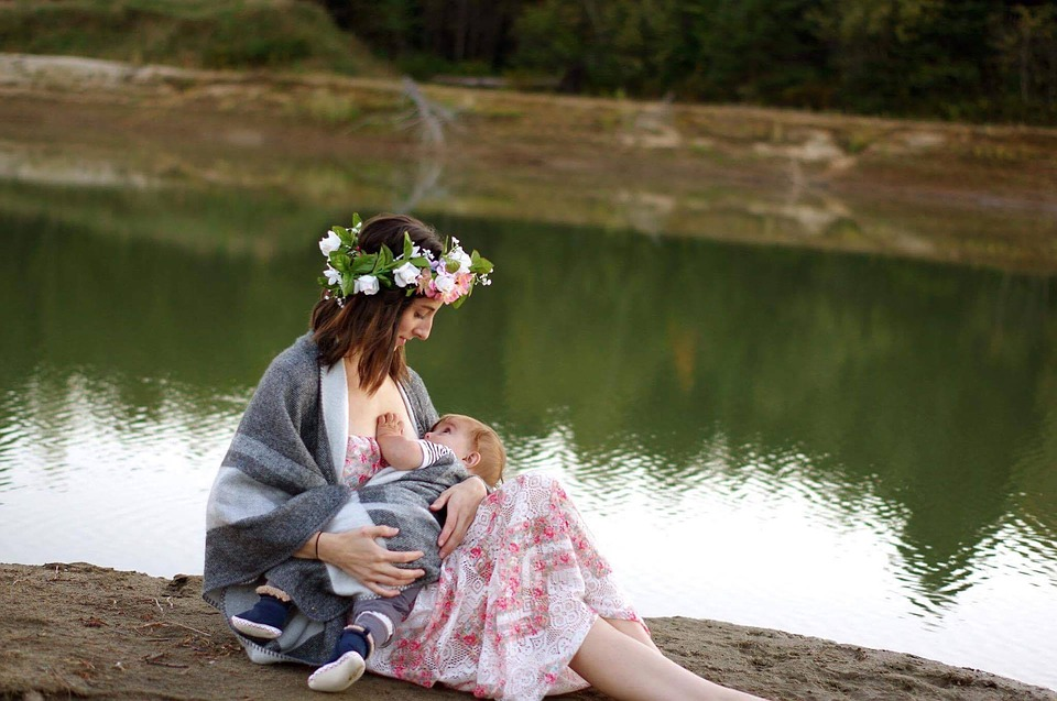 https://pixabay.com/photos/breastfeeding-nature-girl-2435896/